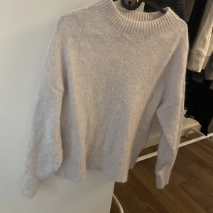 Stickad tröja - Super mysig och i stretchigt material 