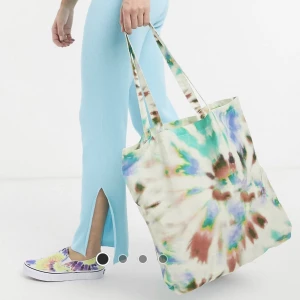 Tygväska - Rymlig tygväska i batikmönster🦋 hör av er vid intresse eller funderingar 💕 spårbar frakt på 29kr tillkommer 📦