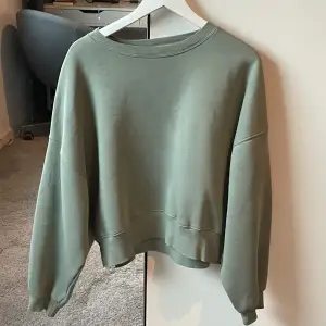 Fin grön sweatshirt i bra skick, använd endast en gång 