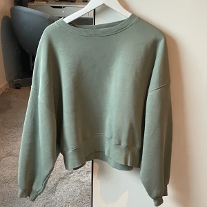 Grön sweatshirt  - Fin grön sweatshirt i bra skick, använd endast en gång 