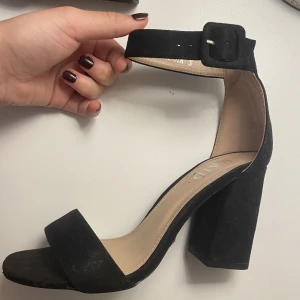 Klackskor - Svarta klackskor i storlek 26. 🤍 använda 1 gång, köpare står för frakten.