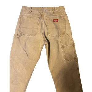 Dickies byxor - Dickies byxor. Strl 32x 32. Sitter lågmidjat på mig (Brukar ha M i byxor). Bra skick!