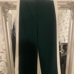 Vida byxor  - Vida byxor i grön/vit färg. Bara använda en gång.