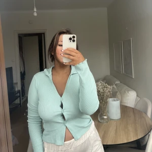 Blus - Blus/skjorta i blå/turkos färg. Storlek S men något för liten för mig