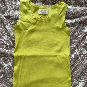 Gulligt linne - Super gulligt linne med spets, är i storlek 134/140 barn men passar Xs/S