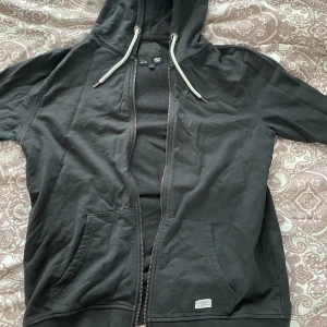 Svart zipup - Svart zipup storlek L men känns mindre 