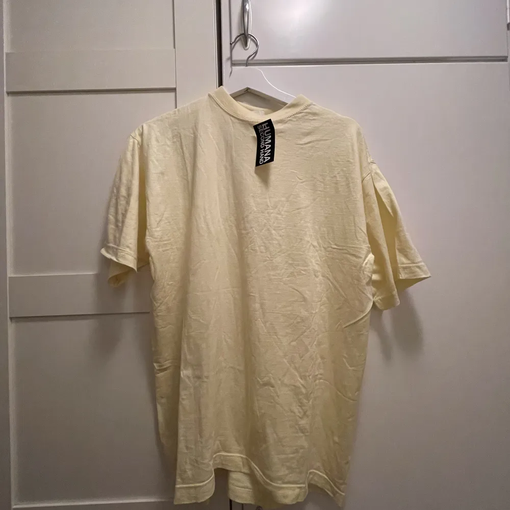 Oversized ljusgul t-shirt köpt på Humana💛. T-shirts.