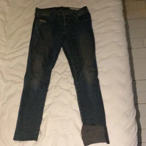 Diesel jeans  - Säljer dessa mörkblåa diesel jeans. Har själv klippt dom längst ner och gjort slits. Andvända 3 gånger. Storlek 29 i midjan och storlek 32 i längden men skulle säga att det är 30 i längden efter jag har klippt 