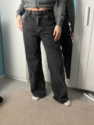 H&M svarta wide jeans - säljer dessa svarta wide jeans köpta ifrån H&M pga av att har ej ingen användning av den nån mer✨de är ganska använd men skicket är väldigt bra på dem! 