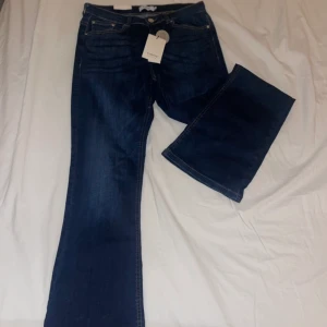 Helt nya jeans från B.young  - Flera par oanvända jeans från märket B.young  Prislapp och kvar i plastförpackning 1st strl 27,32  2st strl 28,32  2 st strl 29,32   1 st strl 30.32  2 st strl 31,32  1 st strl 32,32  1st strl 33,32   Jeans från B.young  Modell LOLA Flar