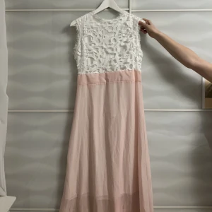 Sommarklänning  - Den är lång Passar till folk som är 160-165 cm lång. 