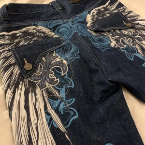 Raw Blue jeans - Rawblue jeans. De är något slitna längst ner, saknar en knapp - men för mig har det fungerat bra utan den. Något långa för mig som är 167 cm. De är 39 cm rakt över i midjan, innerbenet: 77cm Ytterben: 107 cm BARA SERIÖSA BUD!!