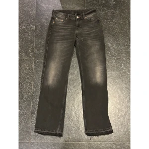Weekday Arrow Jeans - Weekdays Arrow Jeans, straight passform och low waisted. Säljer då dem inte kommer till användning. Har sprätt upp nedtill då jag tyckte den var lite korta på mig men nu är den perfekta på mig som är 164. Köparen står för frakten.  Skriv för fler frågor! 