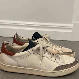 Vintage sneakers - handgjorda i Italien  - Inköpta sensommar 2021 för 4.300 kr. på CC shoes i Sturegallerian, använd lite sedan dess.   Ovandel i mjukt vitt kalvskinn. Yttersula i naturlatex från franska sultillverkaren Lactae Hevea mjuk och oerhört hållbar. Perfekt every-day sko som matchar mkt.