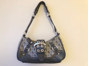 Guess handväska - Säljer min äkta Guess handväska, en riktig 90-tals pärla i jättefint skick, använd endast en eller två gånger. Inköpt på gallérie La Fayette i Paris.  700kr