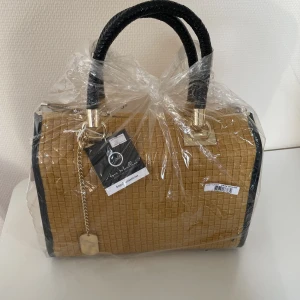 Anna Morellini Handväska - Jättefin väska, helt oanvänd fortfarande i presentförpackning. Nypris 3200:-