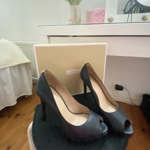 Klackskor Mk - Jätte fina Klackskor från Michael kors. Storlek 36, i svart och guld. Går att frakta och få fler bilder :)💓