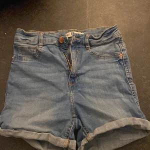 Jeans shorts  - Blåa jeansshorts 