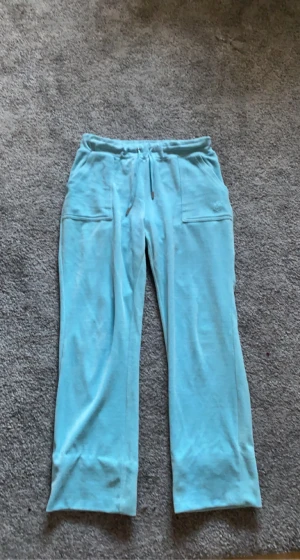 Juicy couture byxor - BYTER ENDAST!! Vill byta dessa ljusblåa juicy couture byxor mot antagligen ett par mörkblåa eller svarta. Dom är uppsydda till 158/160cm. Väldigt bra skick, bara använda 2/3 gånger. Nästan helt nya.