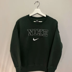 Vintage Nike - Mörkgrön Nike tröja med vintage stil, riktigt skön och stilren 