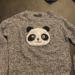 Stickad tröja med panda 