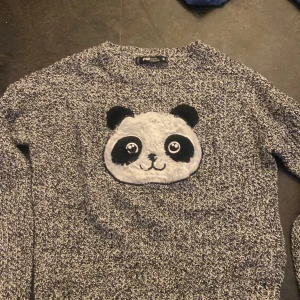 Stickat tröja  - Stickad tröja med panda 