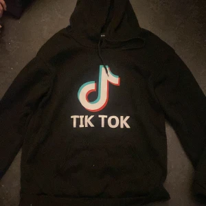 Svart TikTok tröja  - En svart TikTok tröja 