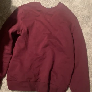 Vinröd tröja  - Tröja köpt från ASOS för 199kr. Säljs för kommer inte till användning då den är nästan oanvänd, säljer för 75kr pris kan diskuteras vid snabb affär. Hör av dig vid frågor👍