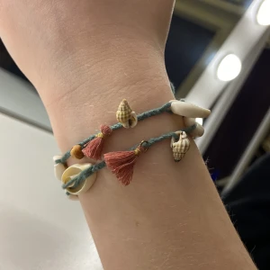 Armband/halsband - Armband/halsband som är väldigt fint. Köpt på Pull & Bear💕 Köparen står för frakten!💝