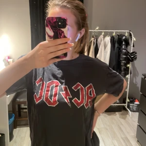 T-shirt - En mörk grå ac dc tröja från hm  (Frakt ingår ej) 