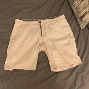 Sexiga brallor - Ett par beigea shorts som är snygga till skortor och t-shirts, vill själv ha dem men har blivi for stor för dem (kan diskutera pris)