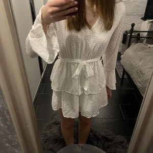 Klänning - Superfin klänning från Madlady i storlek S. Använd fåtal gånger och är i jättebra skick!🤍