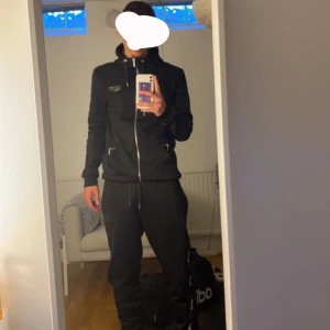 Tracksuit  - Säljer min supply and demand tracksuit då den inte passar mig i stilen längre.  Den är i nyskick då jag bara använt den 2-3 ggr Köpt för 1000kr i somras  Byxorna är i storlek L och tröjan storlek M  Jag är 185 och den passar bra i storleken 