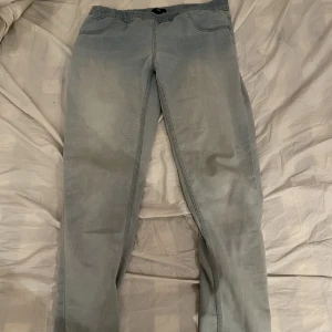 Jeans  - Blå jeans som är stretchiga från hm 💕