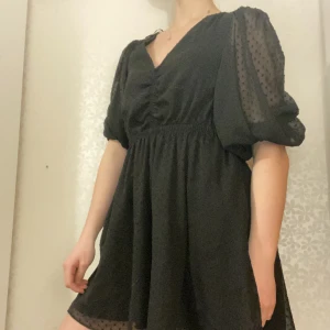 Svart Zara klänning  - Svart zara klänning. Använd ett fåtalgånger köpt på second hand k gott skick.