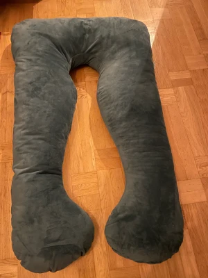 Amnings/sovkudde för avlastning – Beckasin - Säljer en nästintill oanvänd amningskudde/sovkudde – perfekt för både sömn för avlastning av kropp och värk samt amning. Märket är de populära kuddarna från Beckasin.   Hämtas i Stureby!   Bästa, Malin 