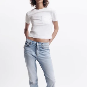 Zara jeans med lite flare - Köpte den men hittar inte kvittot och kan därmed inte lämna tillbaka den. Originell prislapp på och endast testad, tyvärr så passade jeansen inte mig så går tyvärr inte att skicka bild på. De var perfekta i längden på mig som är 165.