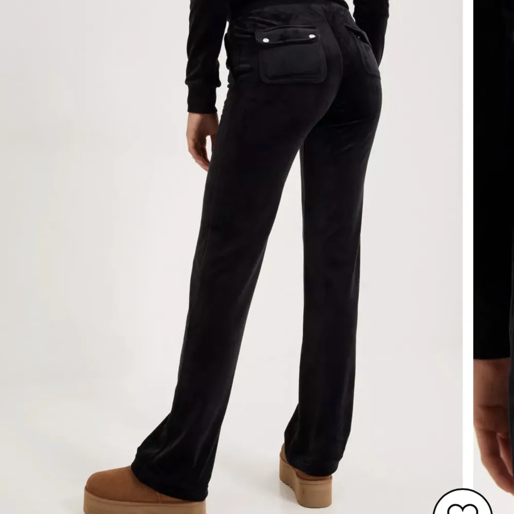 Säljer ett svart juicy sätt i storlek Xs, men byxorna sitter som xxs för det är uppsydda , super fint skick💞. Jeans & Byxor.