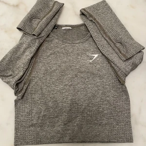 Gymshark crop top strl 36 - Väldigt sparsamt använd Gymshark top i färgen khaki. kommer tyvärr inte till användning! 