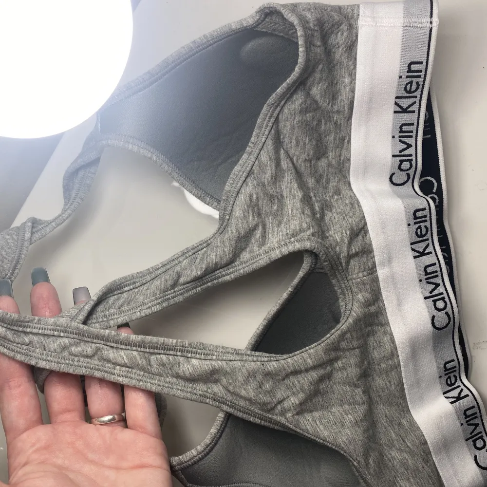 Helt ny Calvin Klein bralette som är köpt för några år sedan! Den är storlek Small men liten i storlek så skulle säga XS, eller A-B- kupa! Jättemjuk o skön! Nypris 500kr!. Övrigt.