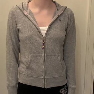 Ralph Lauren Hoodie  - Grå Ralph Lauren hoodie. Den är i barnstorlek, 11-14 år (L i barn). 