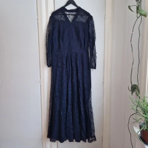 Vintage festklänning mörkblå spets - Fantastiskt fin festklänning/ aftonklänning. Kanske till bröllop, finfest eller gala?  Gissningsvis 50-tal. Uppskattas till stl L/XL/42/44. Vacker spets och silkigt foder. V-ringning fram. Nätt dragkedja. Mått gan ges. Skicka ett meddelande bara!