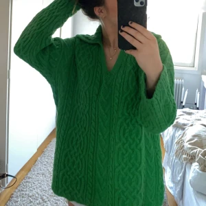 Grön stickad tröja från Mango - Säljer mina gröna super fina tröja från mango, perfekt nu till våren och sommaren som tröja över klänning eller till kjol. Perfekt grön nyans.  