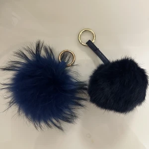 Pälsbollar nyckelring  - Säljer dessa äkta pälsbollarna som amn kan ha som nykelring eller på en väska❤️ använda max 3ggr (köpta på raglady) säljer för 150kr styck
