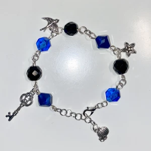 Handgjort armband - Handgjort armband av mig. Gjort på återanvända pärlor. Justerbart 16.5-20 cm :3