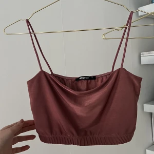 Gullig topp  - Liten gullig topp.  Bra skick. 