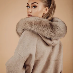 Kappan  - säljer denna fast i lite brunare färg beige brun jag köpte den i nypris3000kr. Kappa är väldigt fint jag vill sälja den för att det är stor för mig storlek är S. Kappa är helt nytt jag använde bara 3 gånger 