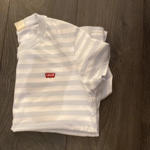 Levi’s t-shirt - Säljer denna oanvända levi’s t-shirten som jag köpte men kom aldrig till användning. Helt nytt skick! Nypris 300 kr