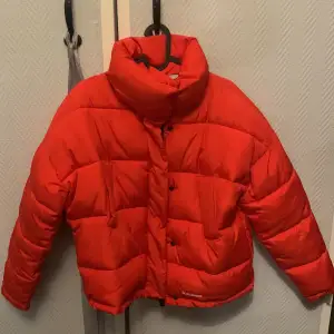 Storlek Xs/S Röd/orange puffer jacka  Väldigt vindtät och varm Väldigt mysig 