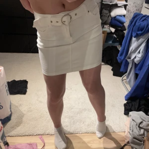 Vit jeanskjol  - Säljer kläder pga utresning allt är i fint skick, köparen står för frakten 💙 använd en gång, super fint skick 